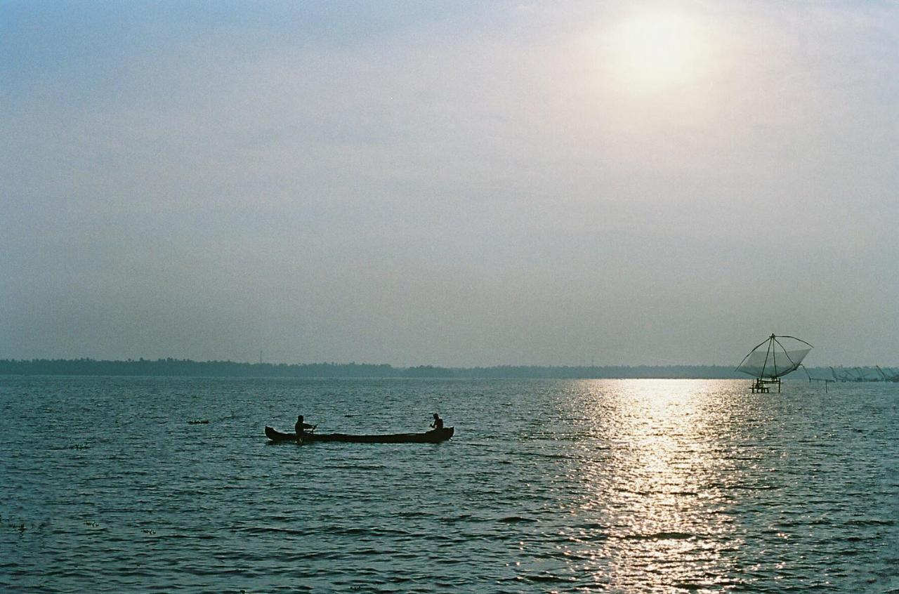 Отель Olam On The Lake Коччи Экстерьер фото